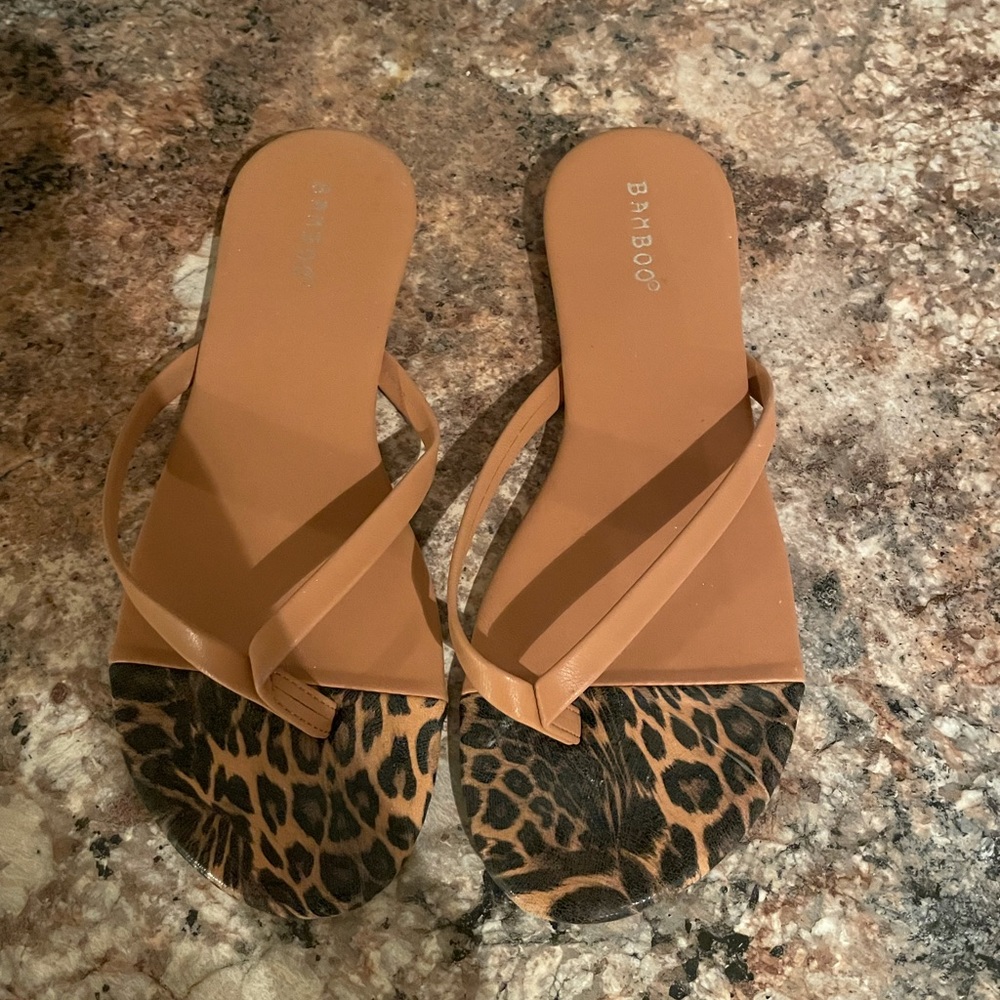 Ladies size 9 tan flip flop style sandals